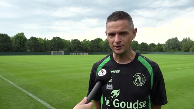 Sparta-trainer Rogier Meijer tijdens een eerder interview op het trainingsveld; archiefbeeld.
