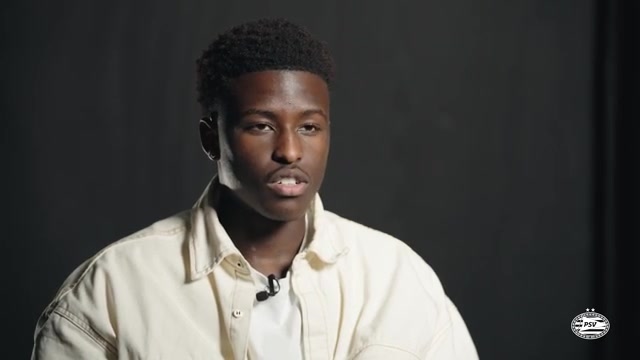 Isaac Babadi tijdens een eerder interview; archiefbeeld.