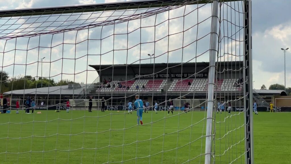 Trainingsveld van de Sparta-jeugdopleiding, gezien van achter een doel.