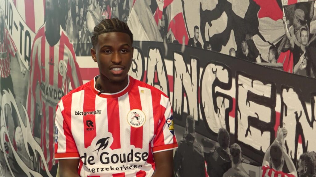 Isaac Babadi in een eerder interview in Sparta-shirt