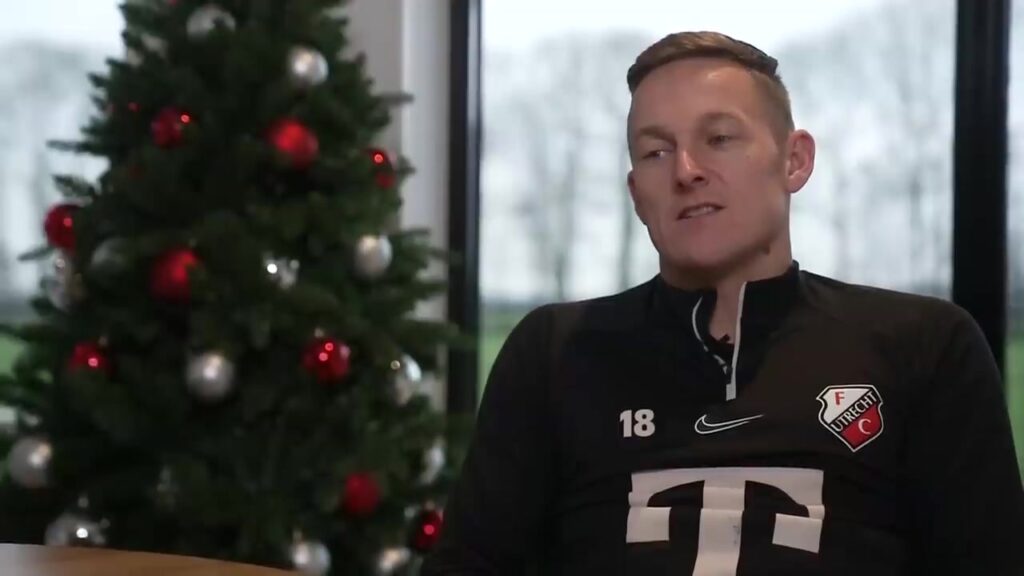 Jens Toornstra tijdens een ouder interview in kleding van FC Utrecht.